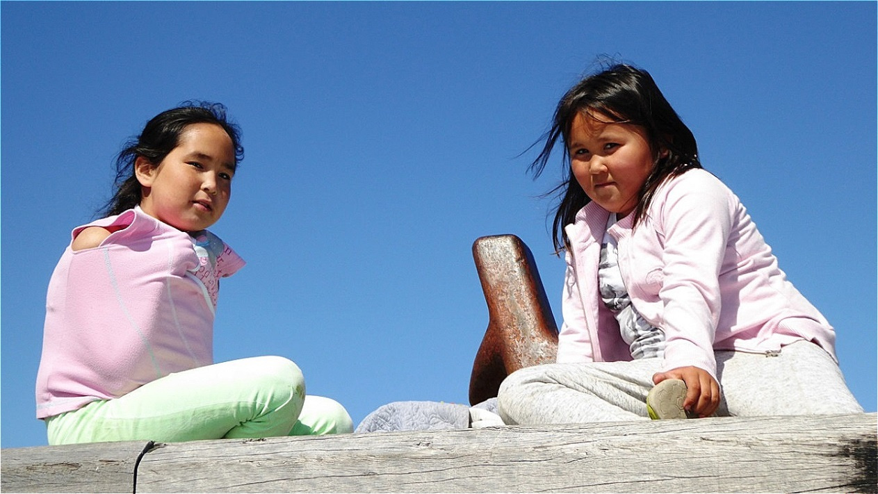 Freundliche Kinder beäugen uns neugierig !