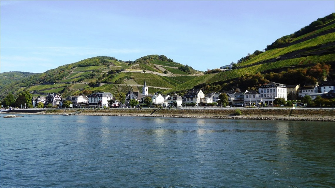 Assmannshausen ist ein Rotwein­ort am Rhein und ist ein Stadtteil von Rüdesheim im südwestlichen Hessen. Er hat knapp 1000 Einwohner und gehört zum Weltkulturerbe Oberes Mittelrheintal.