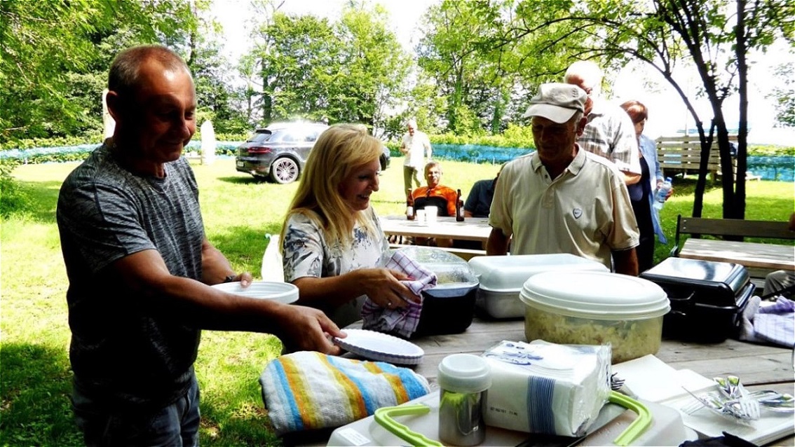 Michaela Arminger bewirtet die hungrigen Winzer