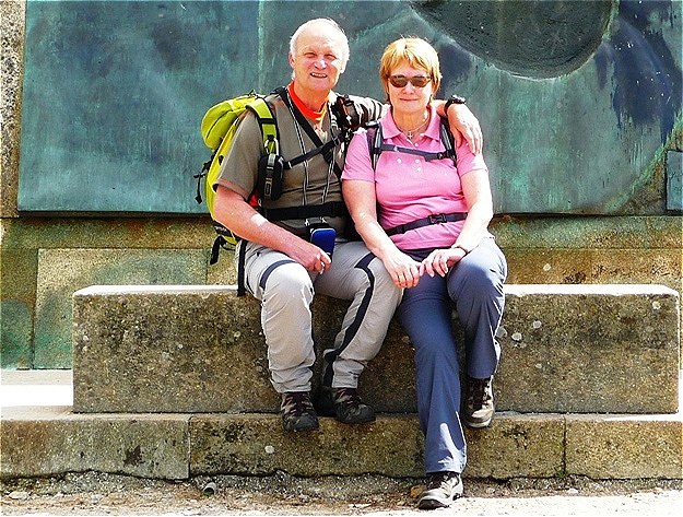 Auf den Stufen des Denkmals