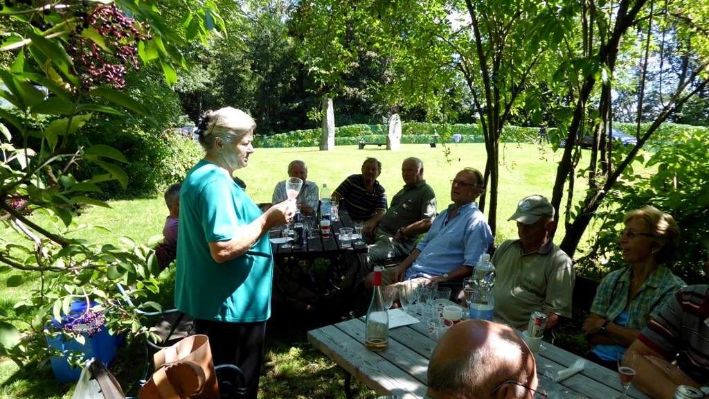 Alle lauschen Rosis Ausführungen !