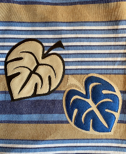 Feuilles philo sur fond de toile rayée bleue