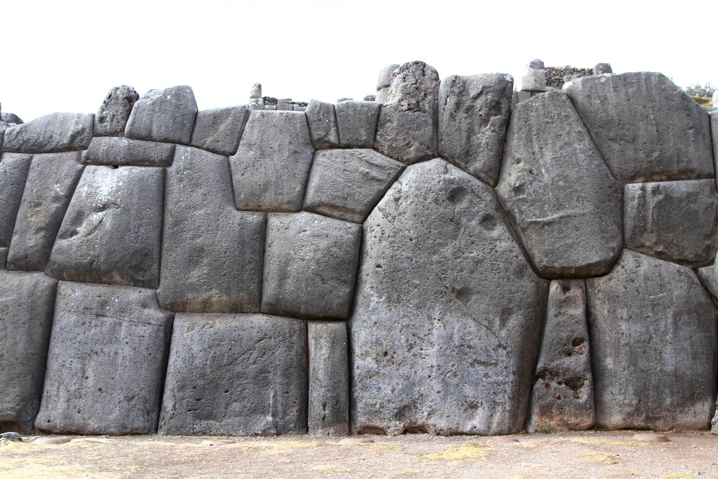 Riesige Felsen - fugenlos zusammengefügt
Der größte Stein ist 9 m hoch, 5 m breit, 4 m dick und wiegt über 200 Tonnen. Ungeklärt ist, wie die Inka die Steine transportiert haben, da sie weder Rad noch Rolle kannten