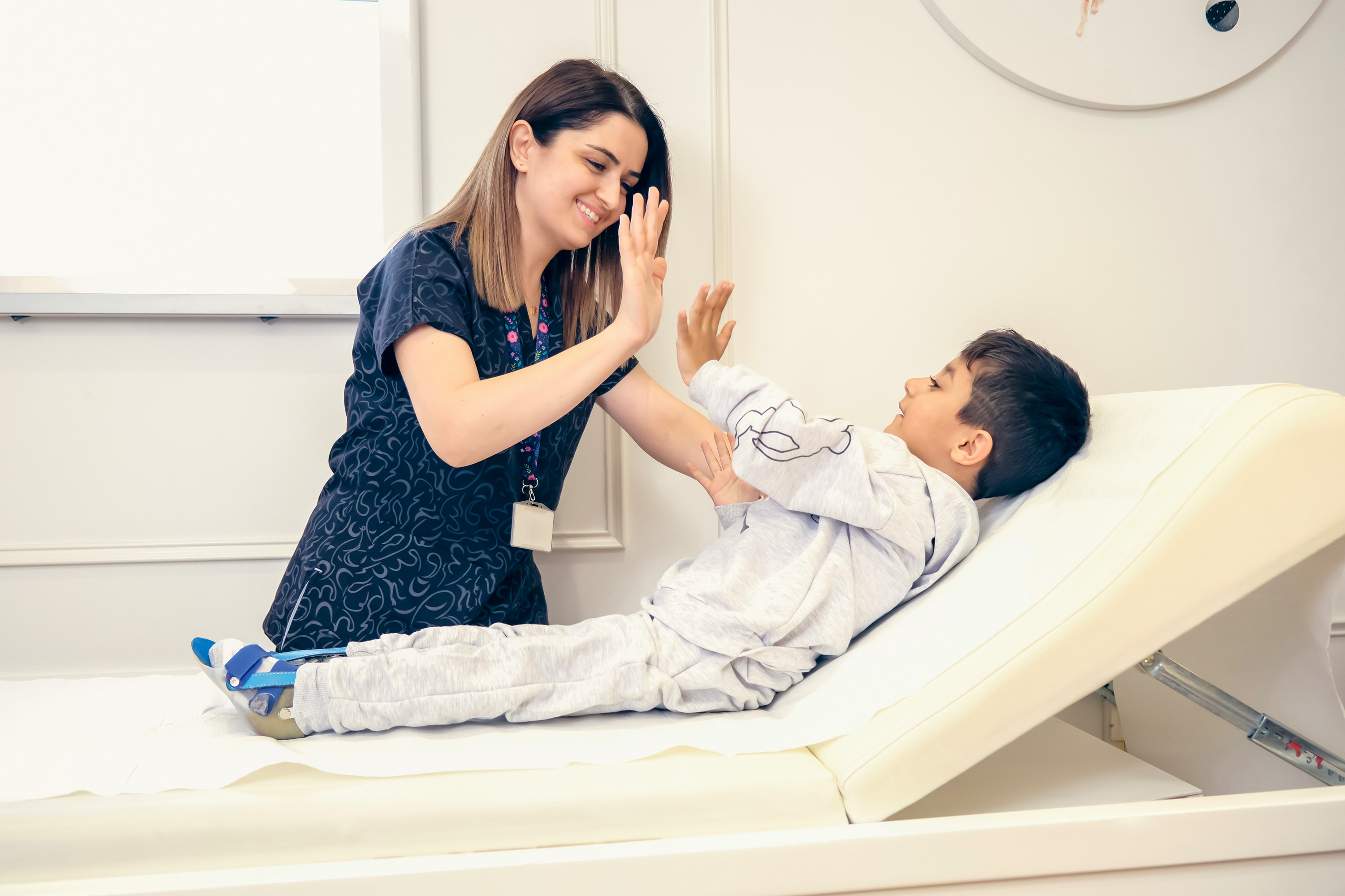 Eine Frau gibt einem Jungen einen High Five