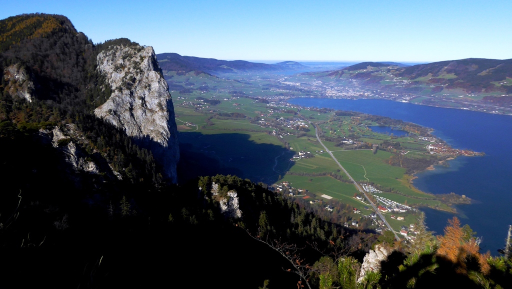 Atemberaubender Blick nach Norden auf den Mondsee und Irrsee
Links im Bild die Drachenwand