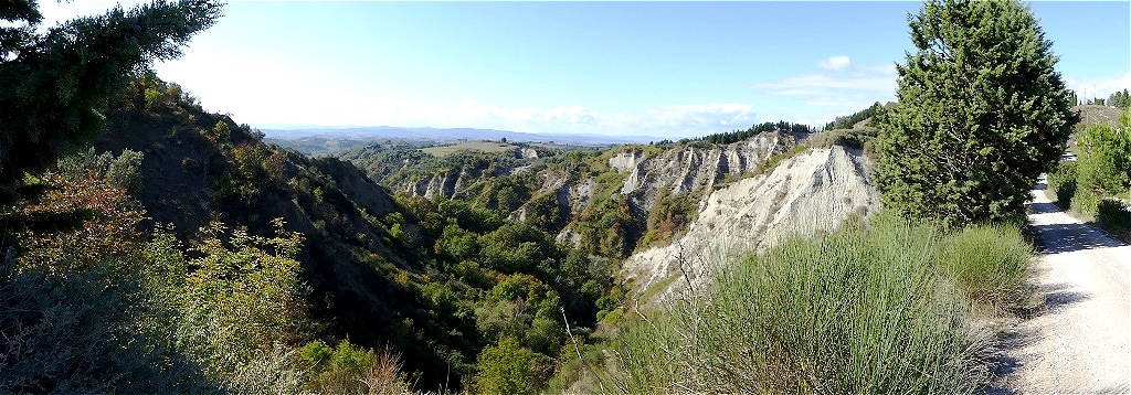 Ganze Hänge rutschen in die Tiefe !
Oft bedrohen diese "Abbrüche" Kirchen (Volterra) und Häuser, manchmal sogar ganze Dörfer