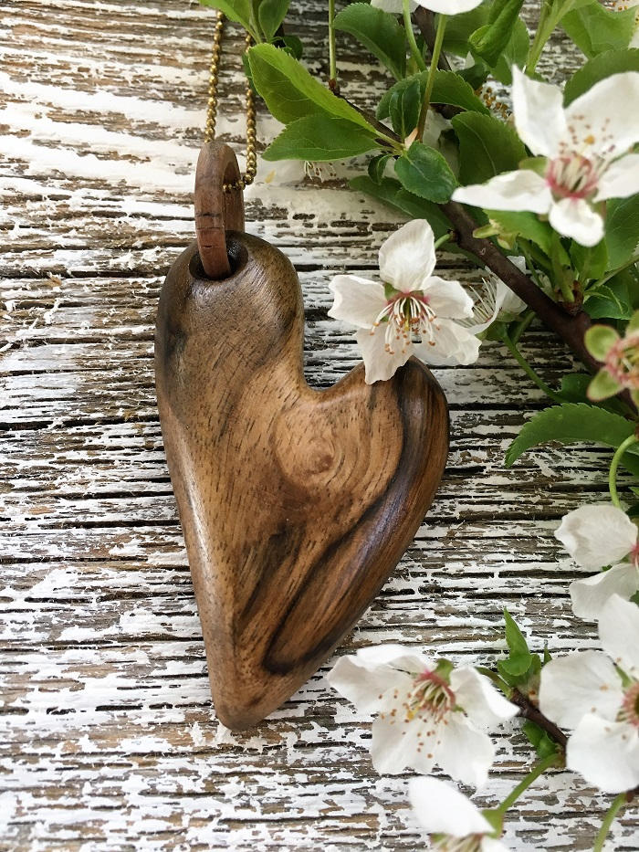 Popolno srce iz orehovega lesa 