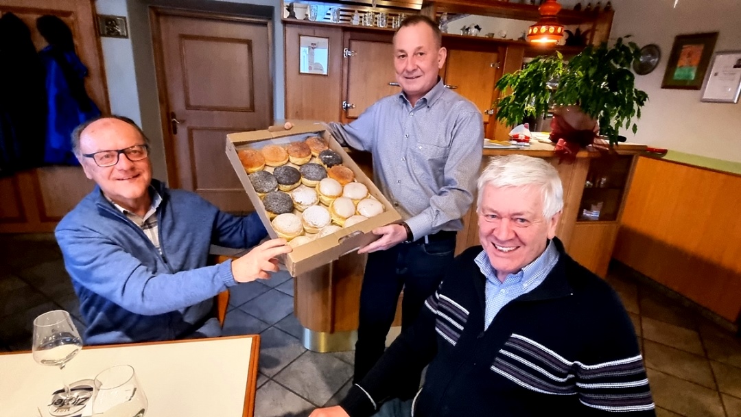 Franz Heinzl bringt Faschingskrapfen vorbei