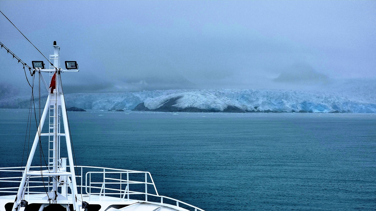 Der Fjord ist ungefähr 20 km lang und bis zu 4 km breit