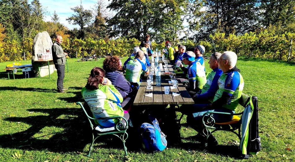 Kellermeister Fritz Schnaitl begrüßt die Biker.