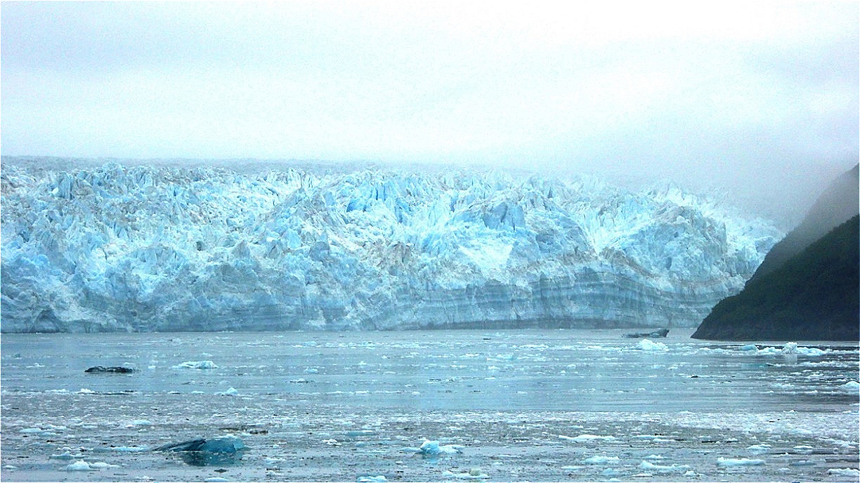 Wir warten ! Wann kalbt der Gletscher ?