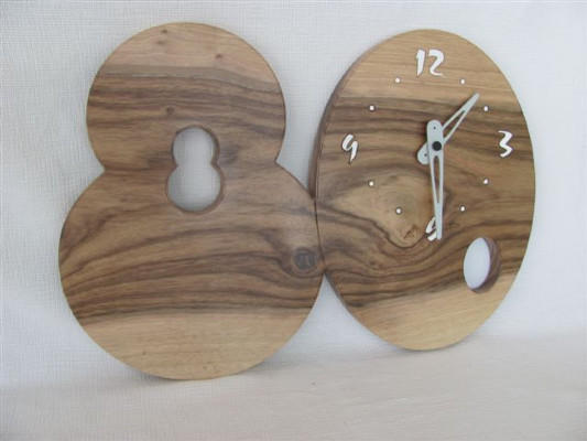 Lesena ura za 80 let 