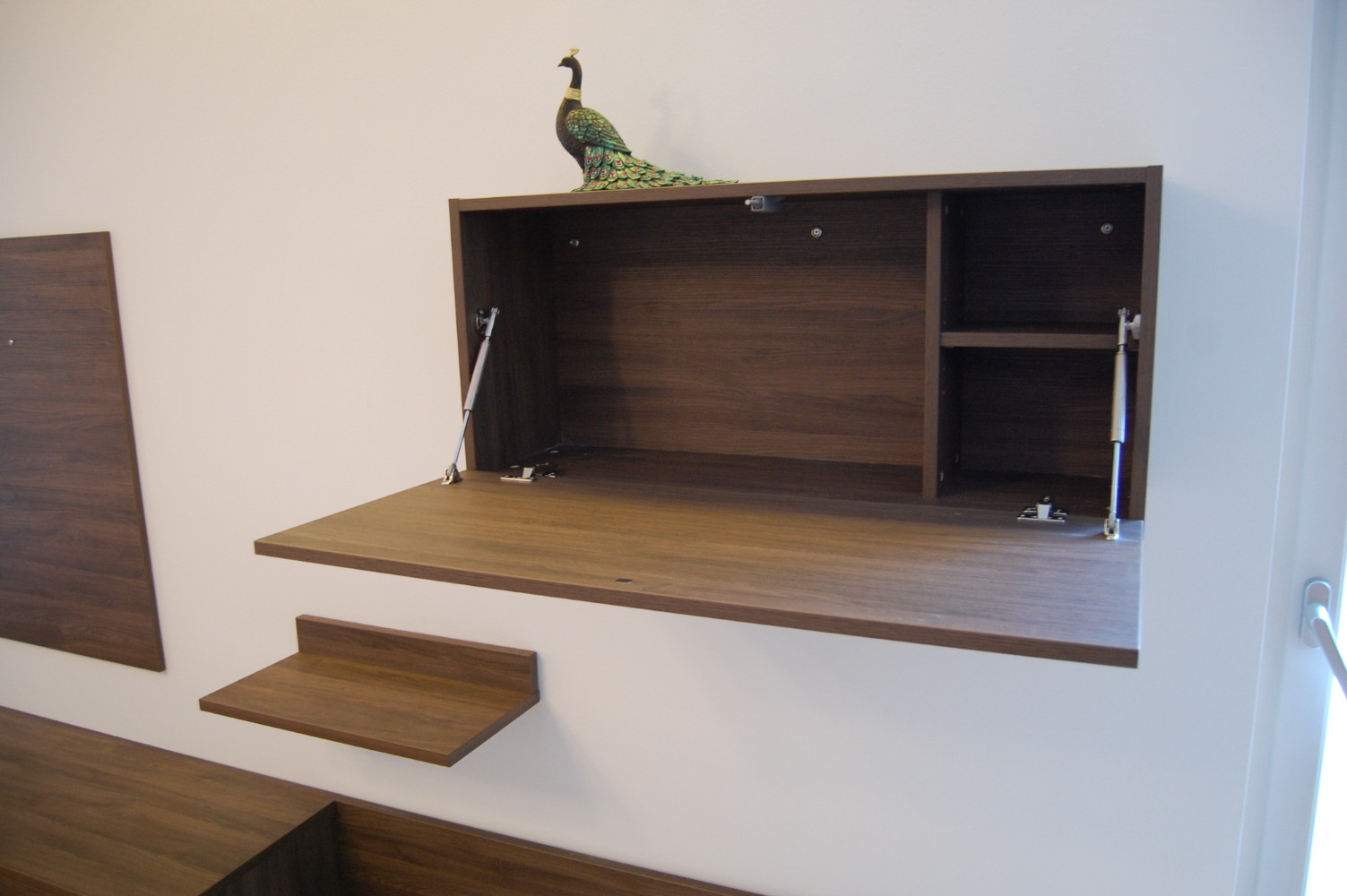 Mini - bar omarica z odpiranjem na dotik