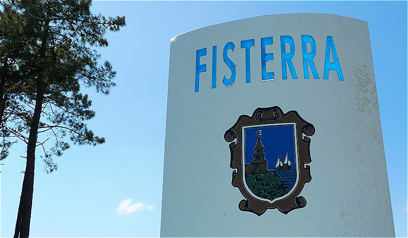 An der Gemeindegrenze von Fisterra (=Finisterra). Bereits für die Kelten war Fisterra ein Wallfahrtsort und auch im Mittelalter kamen die Pilger nach vollzogener Reise ans Apostelgrab hierher, um ihre Kleider zu verbrennen und so den Aufbruch in ein neues Leben symbolisch zu besiegeln