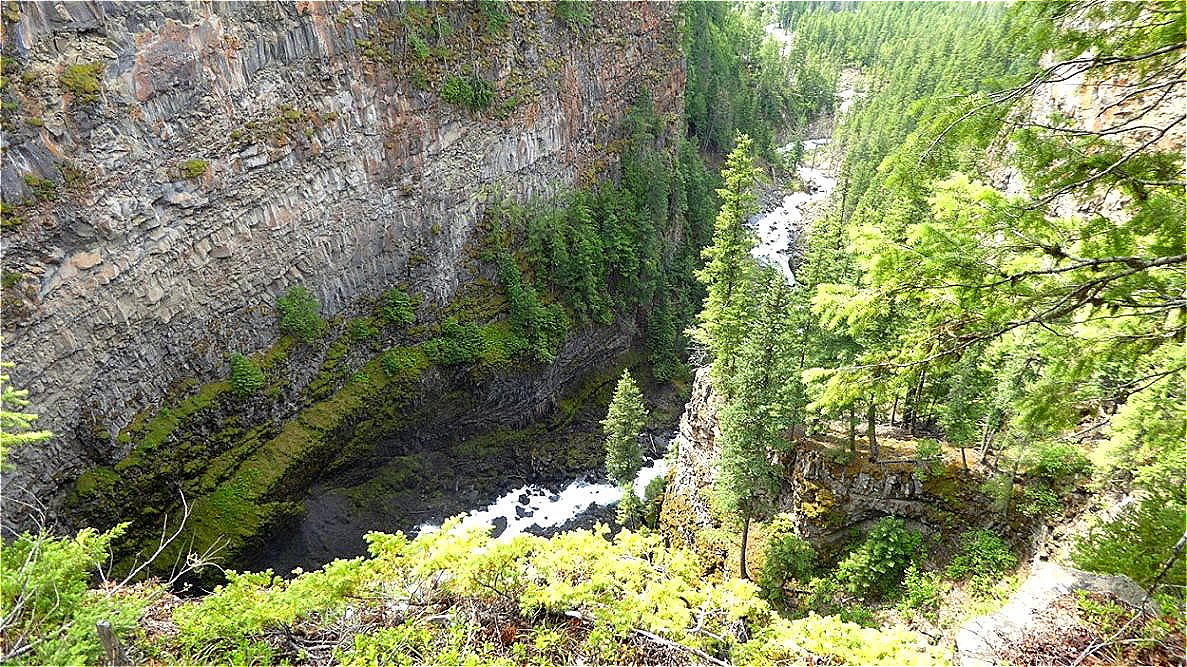 Tief unten sucht sich das Wasser seinen Weg
