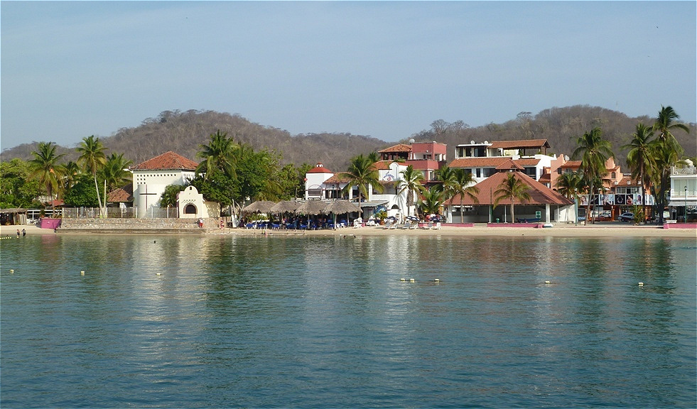 Kirche "Santa Cruz" direkt am Strand - Die Legende berichtet von einem hölzernen Kreuz, das von einem bärtigen Mann hier, schon vor der Zeit der Spanier im Sand aufgestellt und von den Einwohnern verehrt wurde.