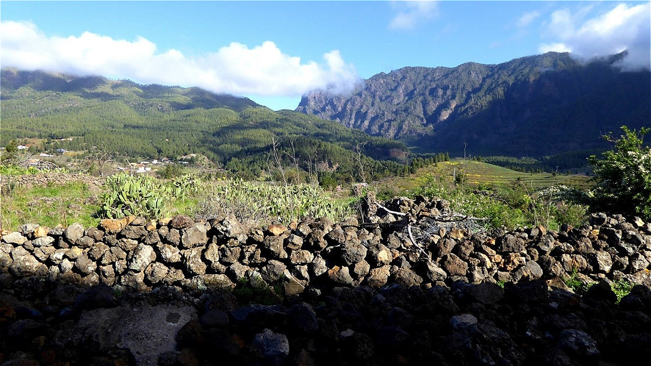 Die Caldera ist nicht vulkanischen Ursprungs, Wind, Wetter und vor allem das Wasser haben sie geformt !
