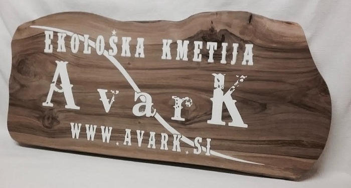 Lesena reklamna tabla - Avark 