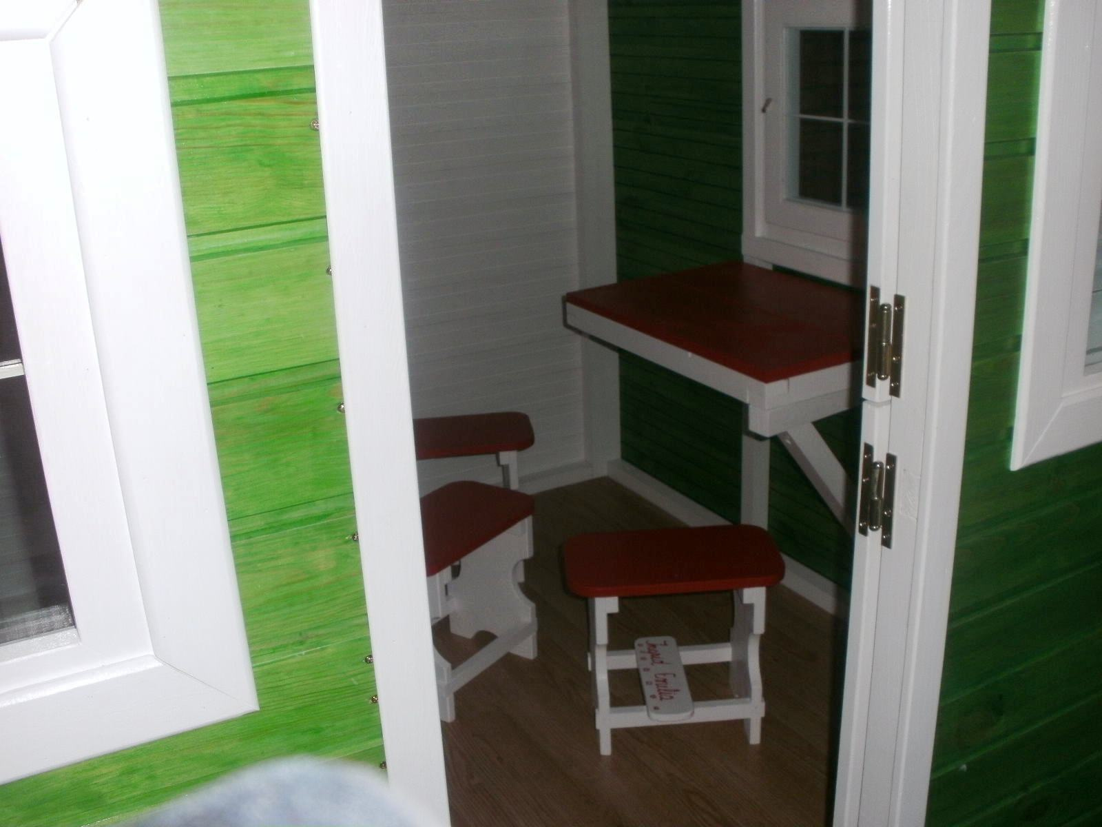 Interior cu 4 scăunele-taburet și o masă rabatabilă la perete