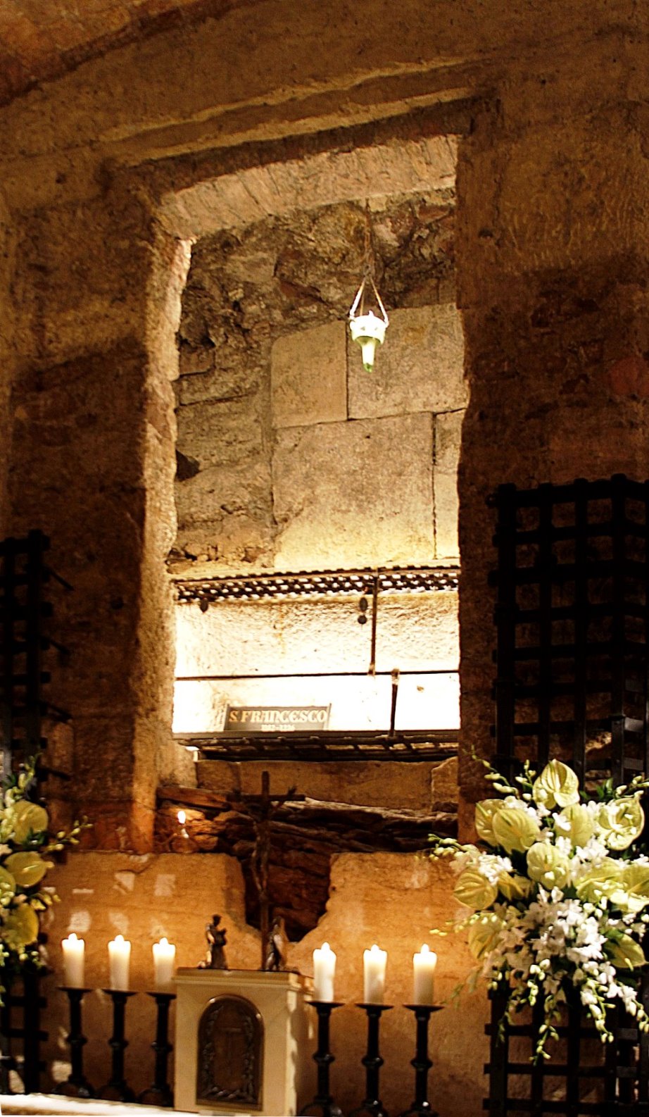 Franziskusgrab in der Basilika San Francesco in Assisi