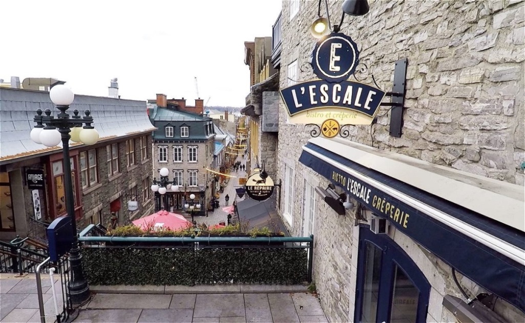 Über Stiegen geht es wieder hinunter in die Unterstadt