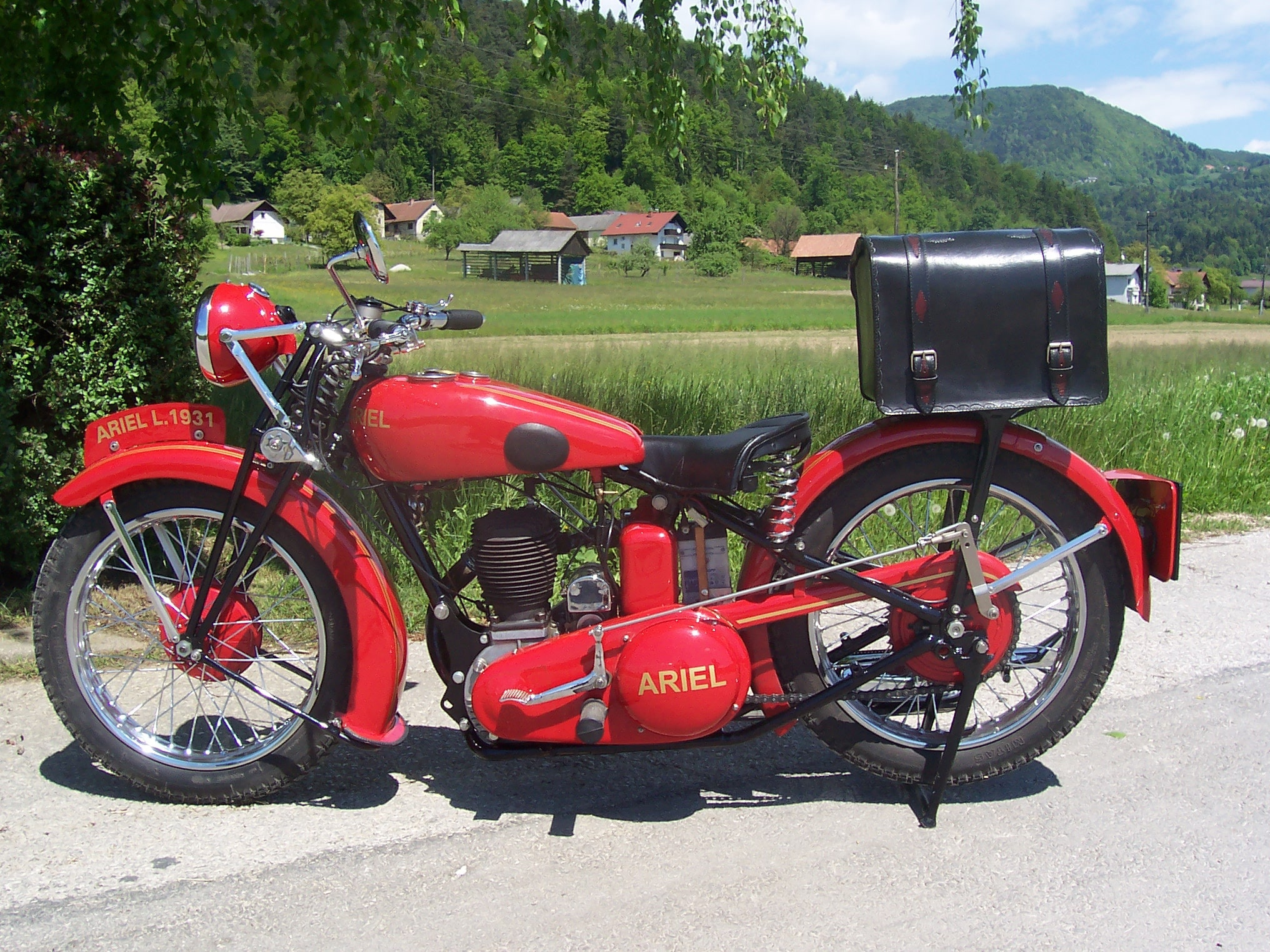https://0501.nccdn.net/4_2/000/000/056/7dc/Oldtimer-Ariel-1-min-2032x1524.jpg