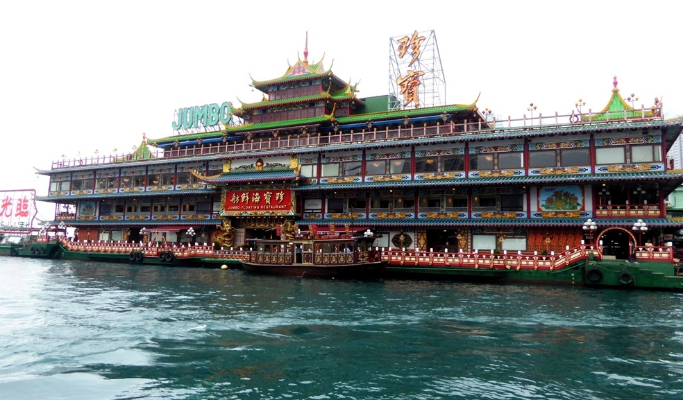Das Jumbo Floating Restaurant von der Wasserseite
Das dreistöckige Jumbo gilt mit mehr als 2000 Sitzplätzen als das größte schwimmende Restaurantschiff der Welt.