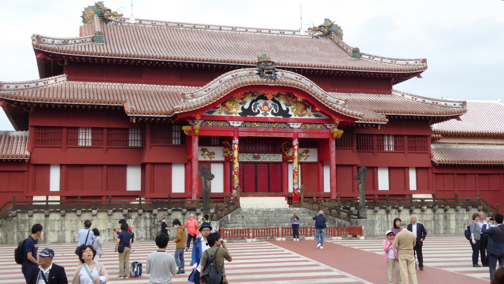 Burg Shuri - Residenz der Ryukyuan Könige
Mittelpunkt eines Königreiches, das fast 500 Jahre und mehr als 19 Generationen von Königen angedauert hat.(Weltkulturerbe).
