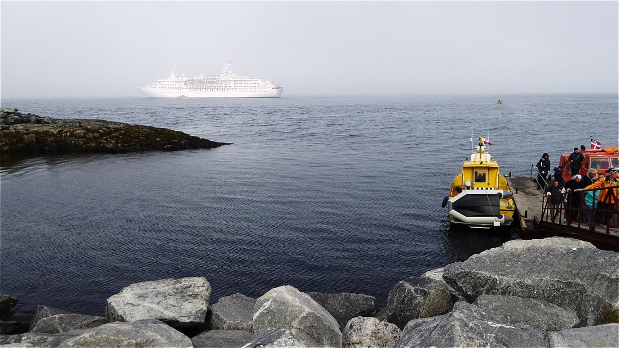 Wir tendern vom Schiff an Land