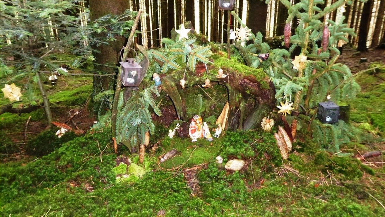 Schön geschmückte Krippe