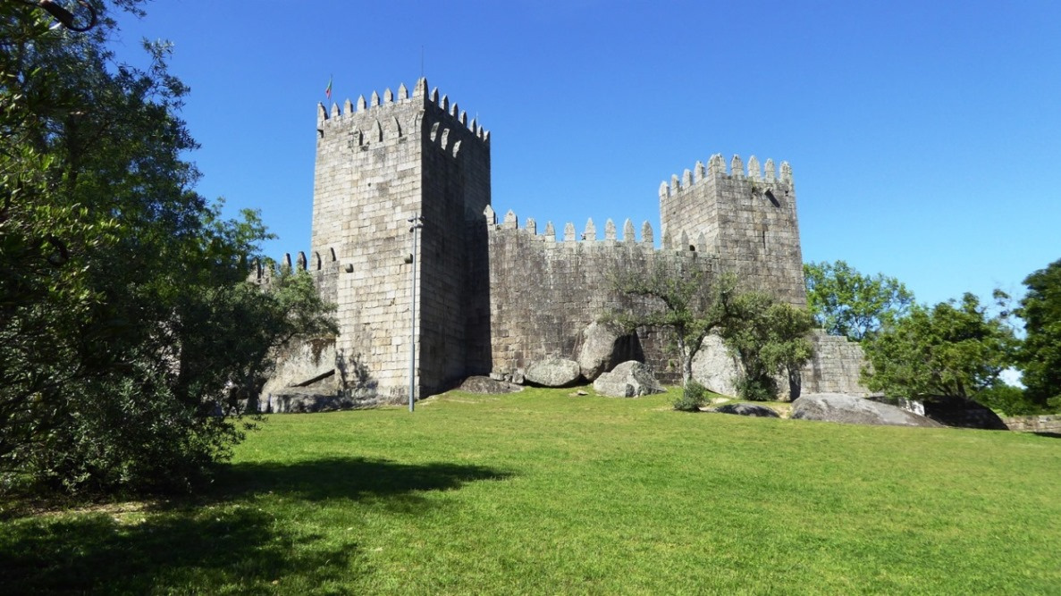 Hier soll Alfons I. (Alfonso Henriques), der erste König Portugals, geboren sein, weswegem Guimarães die erste Hauptstadt des Landes war und als "Wiege der Nation" gilt.