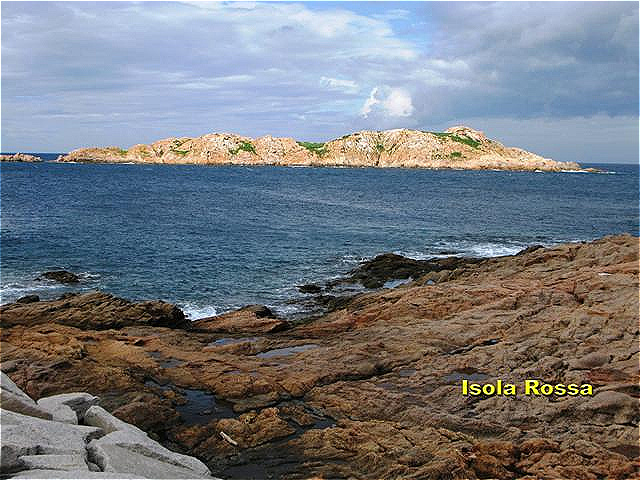 

Isola Rossa - die rote Insel
Der Name des Orts basiert auf den vor der Küste liegenden rosafarbigen Granitfelsen