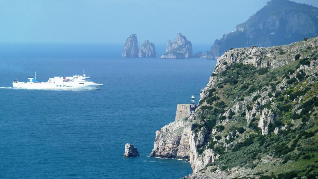 Fähre nach Neapel
Sie passiert gerade die Meeresenge zwischen Capri und der Südspitze der Halbinsel von Sorrent