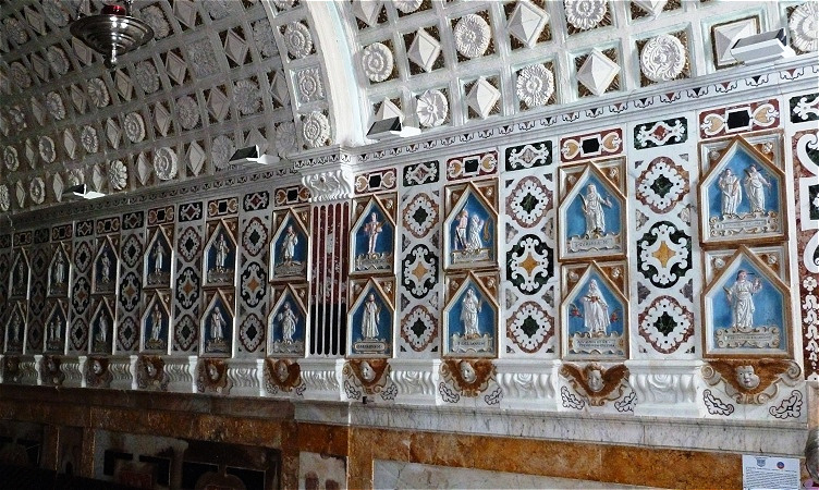 Die Krypta beherbergt Grabkammern mit den Überresten von fast 300 sardischen Märtyrern, die im 17. Jahrhundert von der Kirche Basilica di San Saturno in die Krypta umgebettet wurden