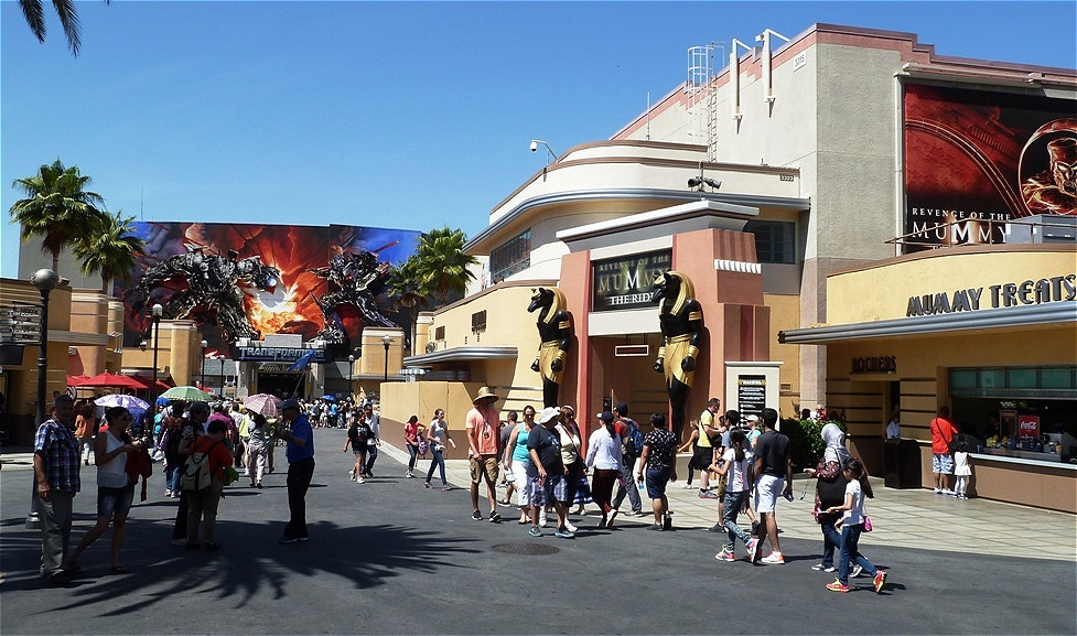 Besuch im Grab der Mumie
Revenge of the Mummy: eine Achterbahnfahrt im Dunkeln.