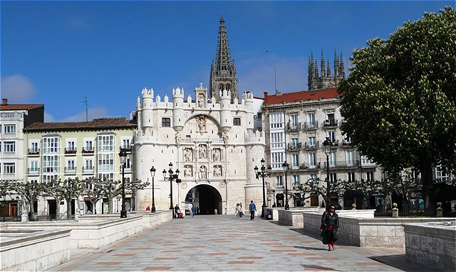 Wir gehen über den Río Arlanzónin die Innenstadt