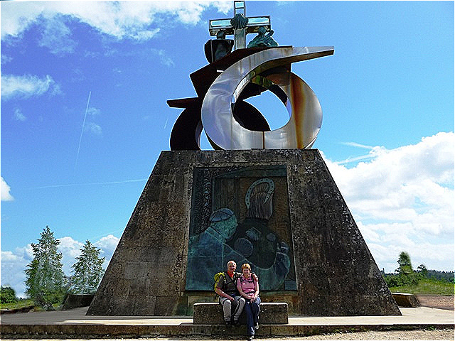 "Monte do Gozo" - Montxoi - Mons Gaudii - Berg der Freude
vor dem Denkmal zur Erinnerung an den Besuch von Papst Johannes Paul dem II