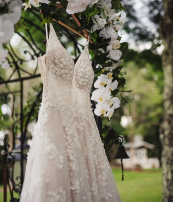 Egyedi tervezésű csipkés esküvői ruha virágokkal