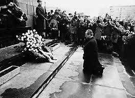 POLITIQUE: Willy Brandt s'agenouille devant le monument aux martyrs du guetto de Varsovie le 8 décembre 1970