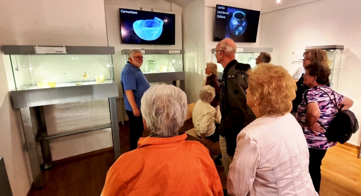 Ernst führt durch die Ausstellung