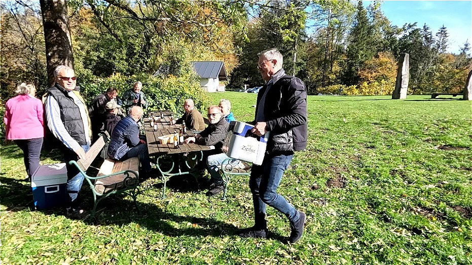 Bürgermeister Erich Rippl spendiert Flüssiges !