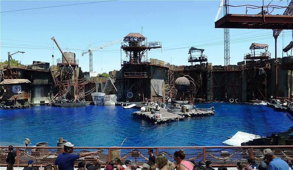 "Waterworld"
bietet eine Stuntshow die, aufgrund der aufwendigen Technik und der zahlreichen actionreichen Elemente, als eine der besten weltweit gilt.