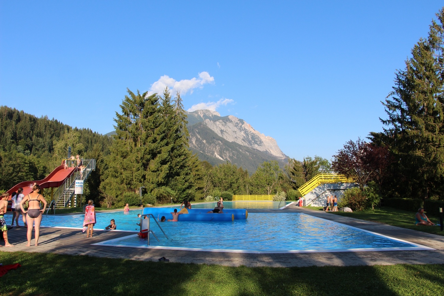 das Schwimmbad - 50 m entfernt