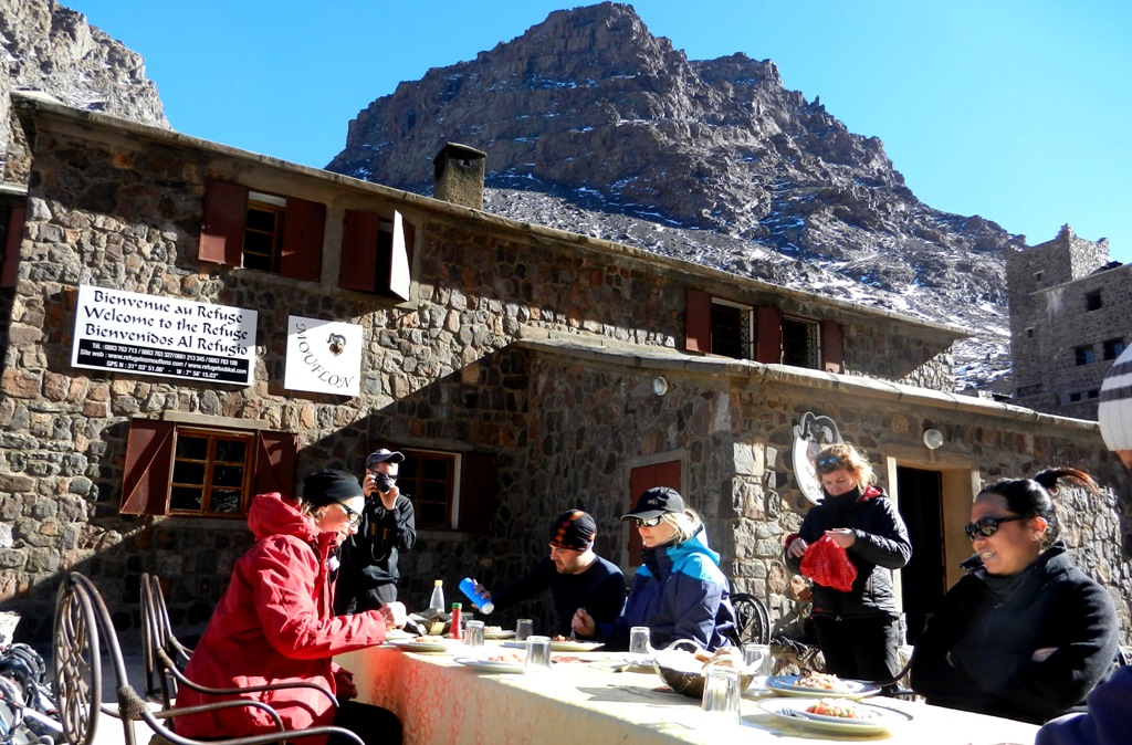 "Gipfelfeier" vor der Schutzhütte