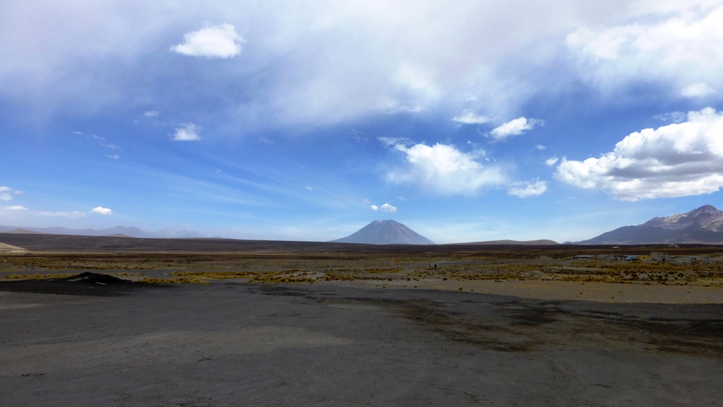 Auf der Fahrt nach Arequipa
Der Misti ist ein Schichtvulkan im Süden von Peru in unmittelbarer Nähe der Stadt Arequipa. Der Vulkan beherrscht durch seine markante Kegelform das Stadtbild und gilt deswegen als Wahrzeichen der Stadt