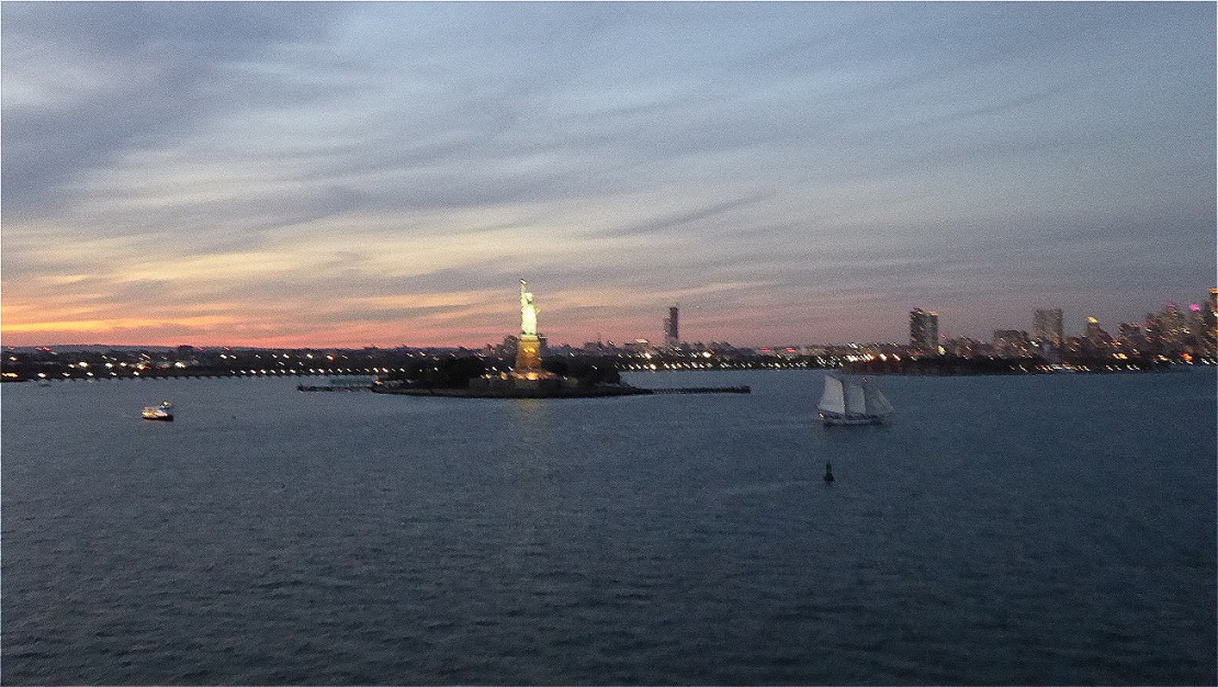 Liberty Island ist eine kleine unbewohnte Insel in der Upper New York Bay im New Yorker Hafen