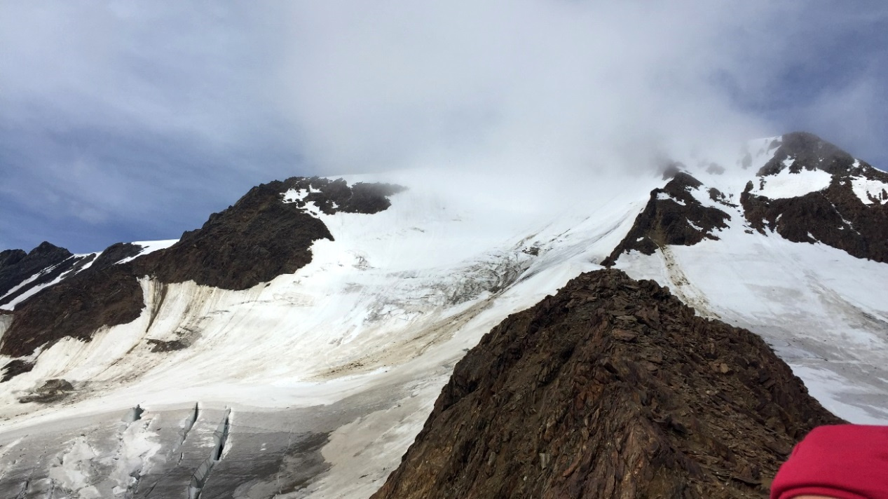 Der Gipfel in Wolken