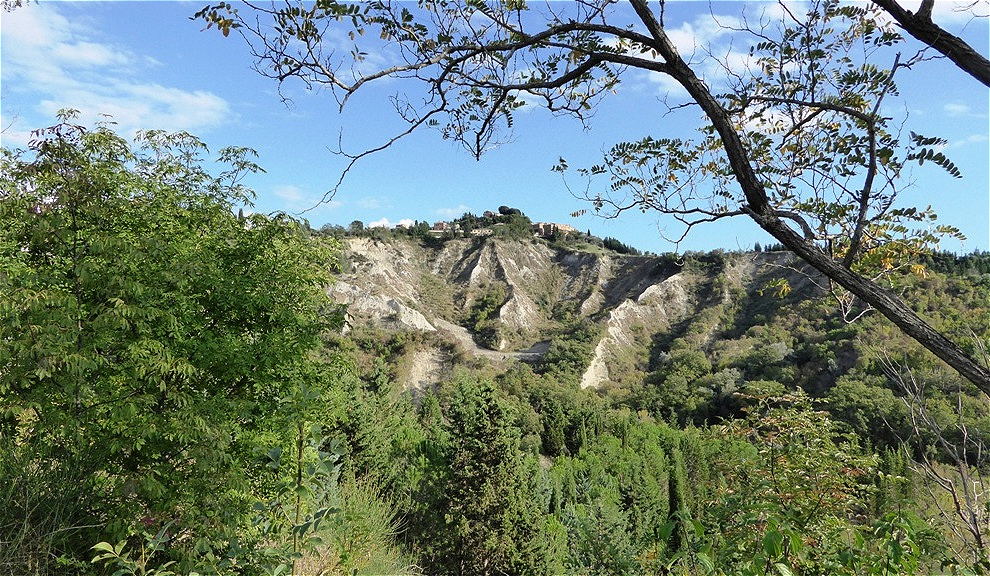 Blick zurück auf Chiusure über den "Calanchi" - bedroht durch Hangrutschungen !