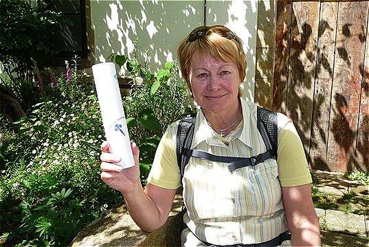 Stolz zeigt Irene die "Compostela", die Beglaubigungsurkunde ihrer Pilgerschaft
Stolz zeigt Irene die Urkunde in die Kamera