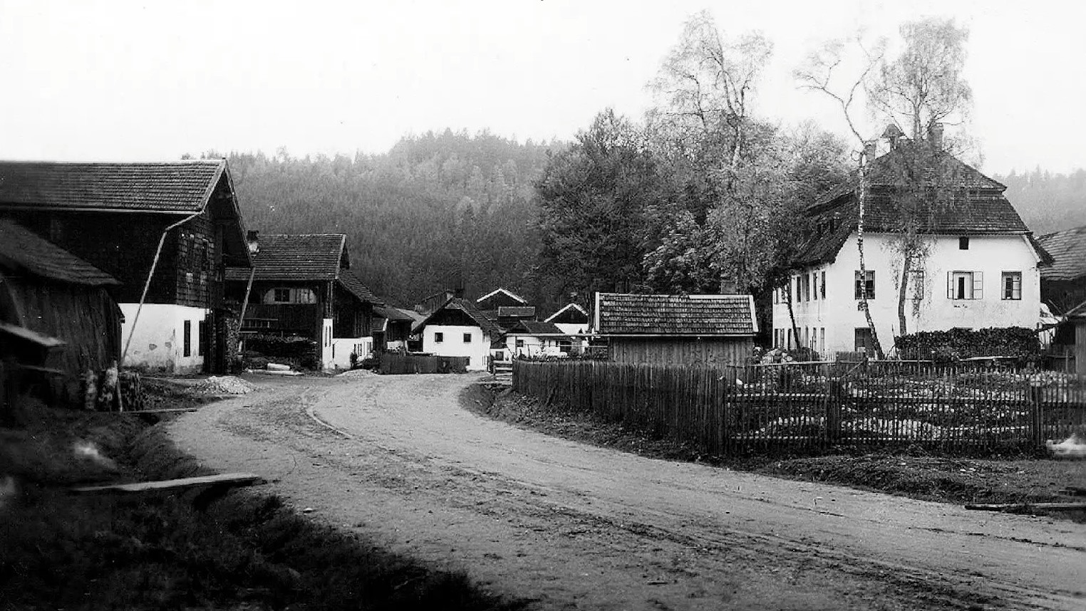 Ortsteil "Alte Hütte" mit Verwaltungsgebäude der Glashütte an der alten Rieder-Straße.